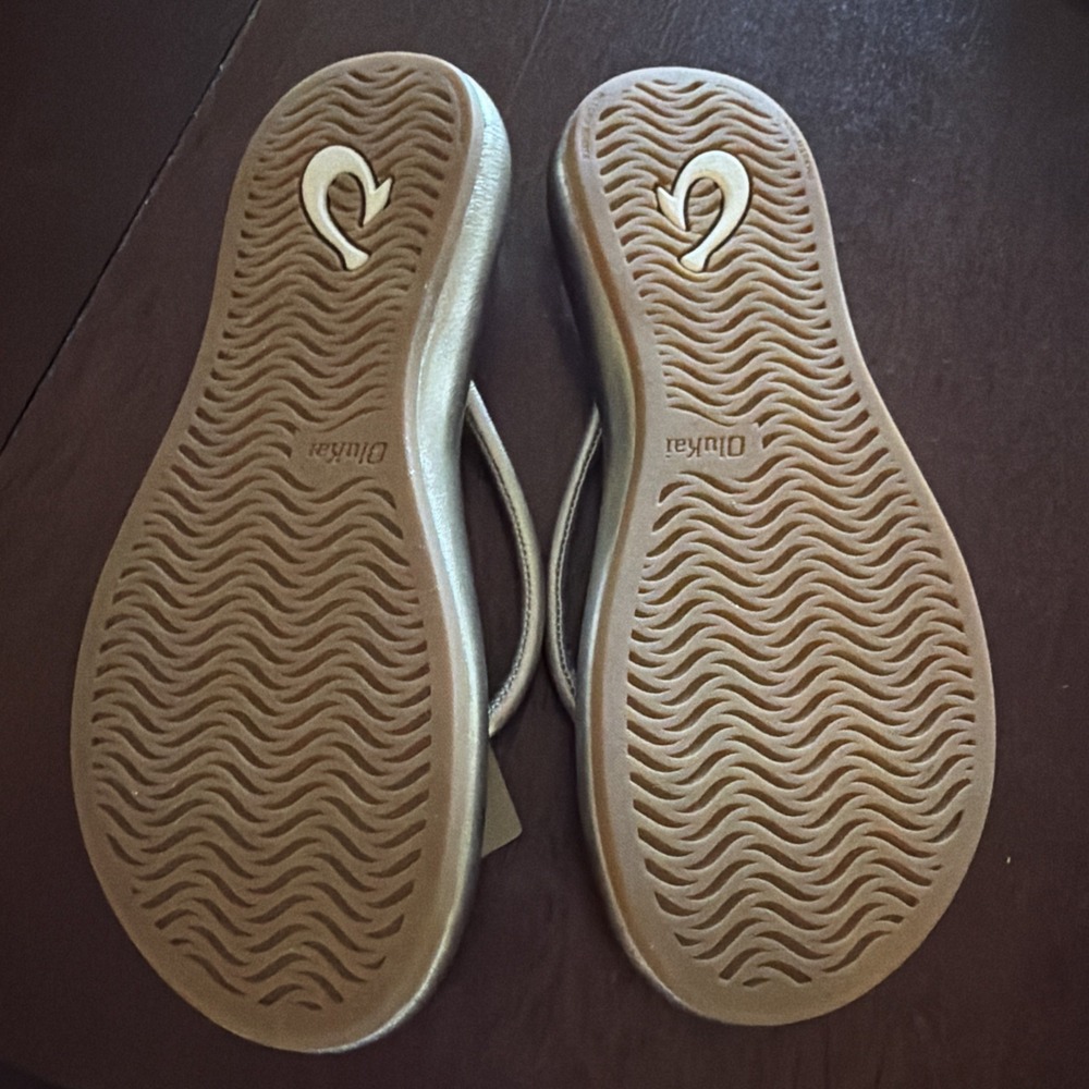 Women's OluKai Huawai Flip Flops Gold Bubbly NWT Leather Sandals Size 5 - Picture 5 of 5